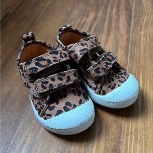 Cheetah kicks toddlers